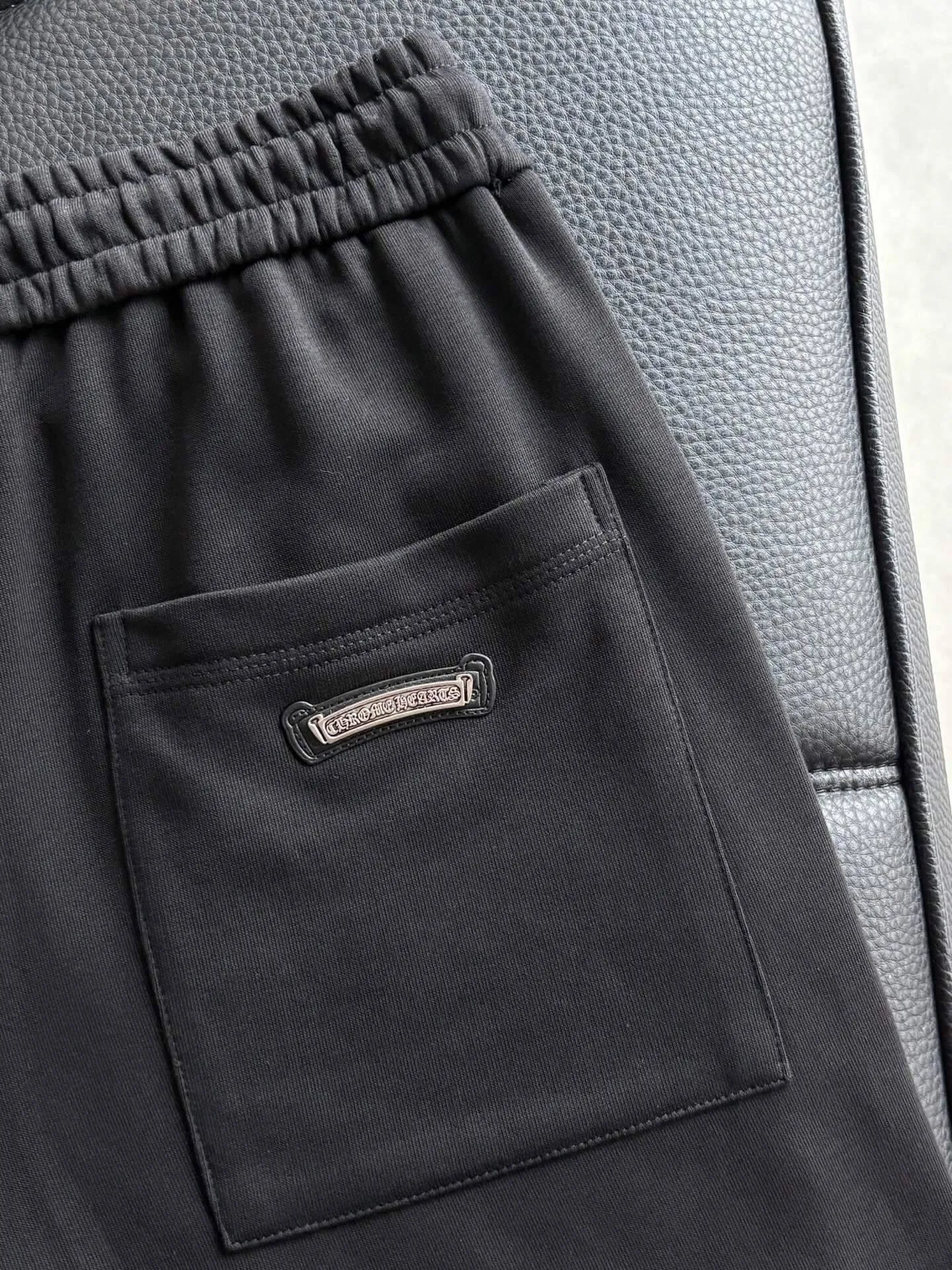 P506 💰 Chrome Chrome Heart with leather casual cotton trousers, new original cross with leather casual cotton trousers, vibe style niche high-waisted straight slim trousers. Chrome Heart’s classic cross is expressed in the form of a label, and the customized hardware does not have a bit of a rustic feel. It is luxurious without losing its connotation. The fit is perfect, super soft and skin-friendly after washing, and the whole pair of pants has a cross design. Built by top heavy industry, this is a magic weapon you can’t miss!男女同款，小红书同款。  颜色:黑色 码数:m~3x 款号:3738